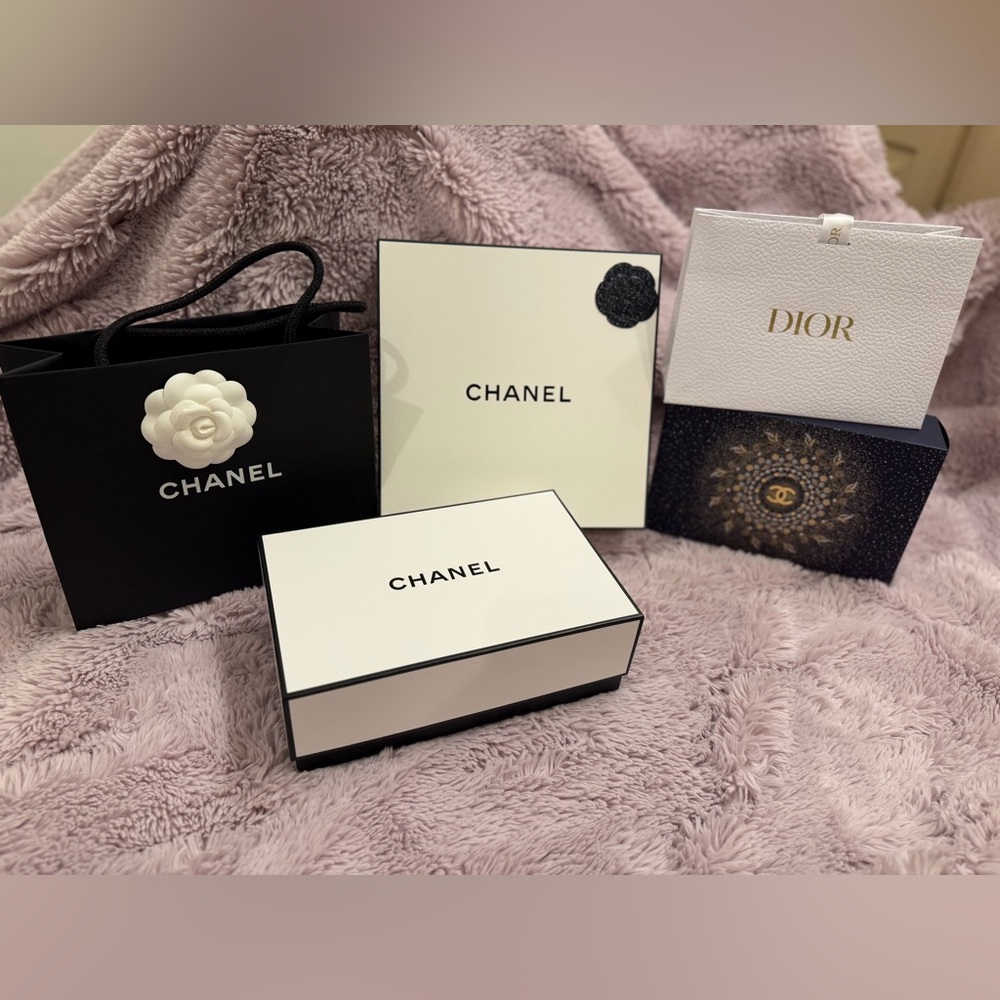 CHANEL White and Black Branded Gift Box Set